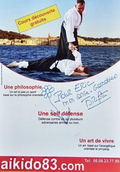  L'aïkido traditionnel de saint Tropez reçoit l'aide de BB Brigitte Bardot 
                        qui dédicace le fly d'Eric Gousset